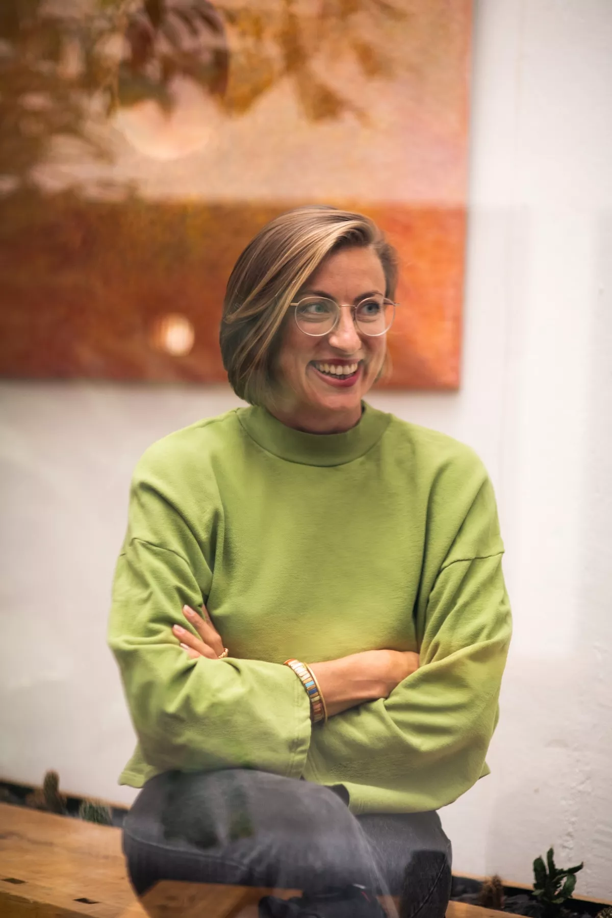 Psychologische Beratung: Carla Harter schaut freundlich lachend zur Seite. Sinnbild für eine zugewandte, verbindliche und klare psychologische Beraterin.